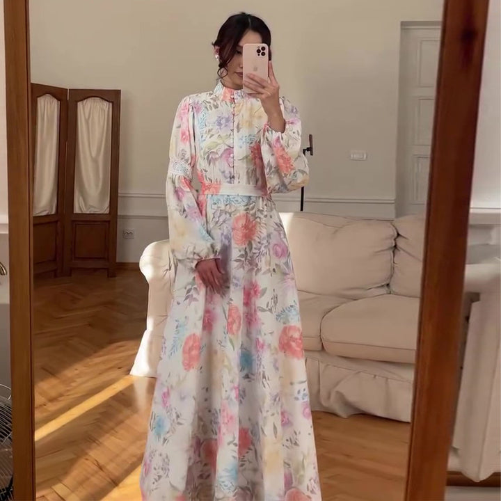 Dame maxi kjole med fint blomstermønster og elegante pufferm.