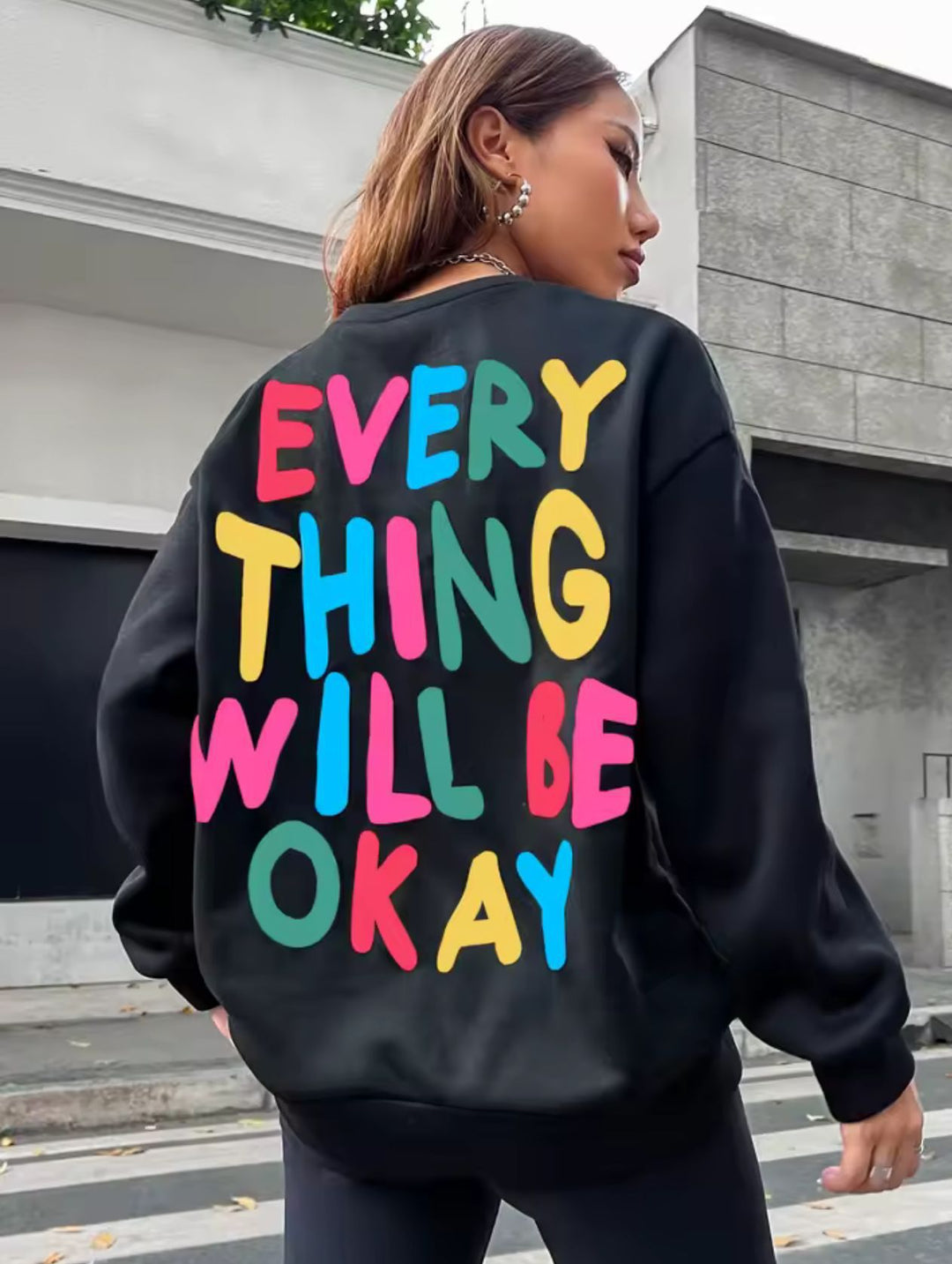 Dame sweatshirt med fargerik skrift Skjora