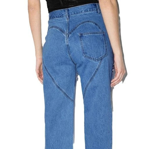 Damejeans med et ekstravagant utskårent design og glitrende utsmykninger