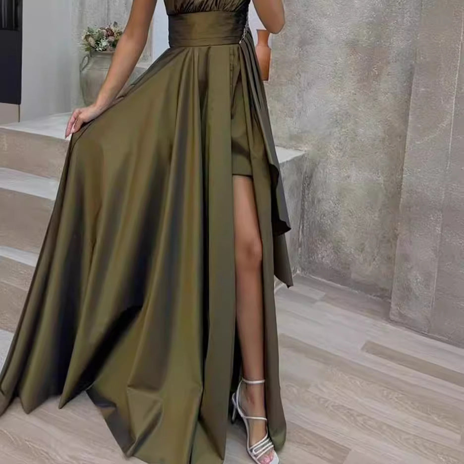 Kvinne Asymmetrisk Kveldsdrakt med Dyp Splitt og Elegant Drapering