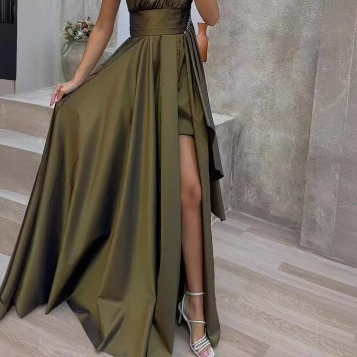 Kvinne Asymmetrisk Kveldsdrakt med Dyp Splitt og Elegant Drapering