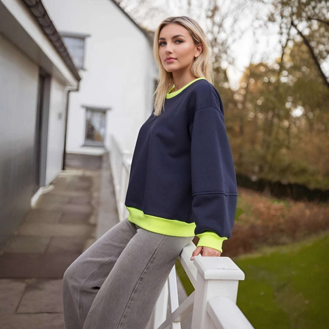 Kvinnelig casual sweatshirt med kontrasterende mansjetter og moderne snitt Skjora