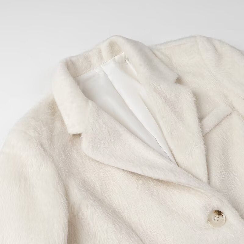 Kvinners fluffy blazerjakke med knappdetaljer og elegante lommer Skjora