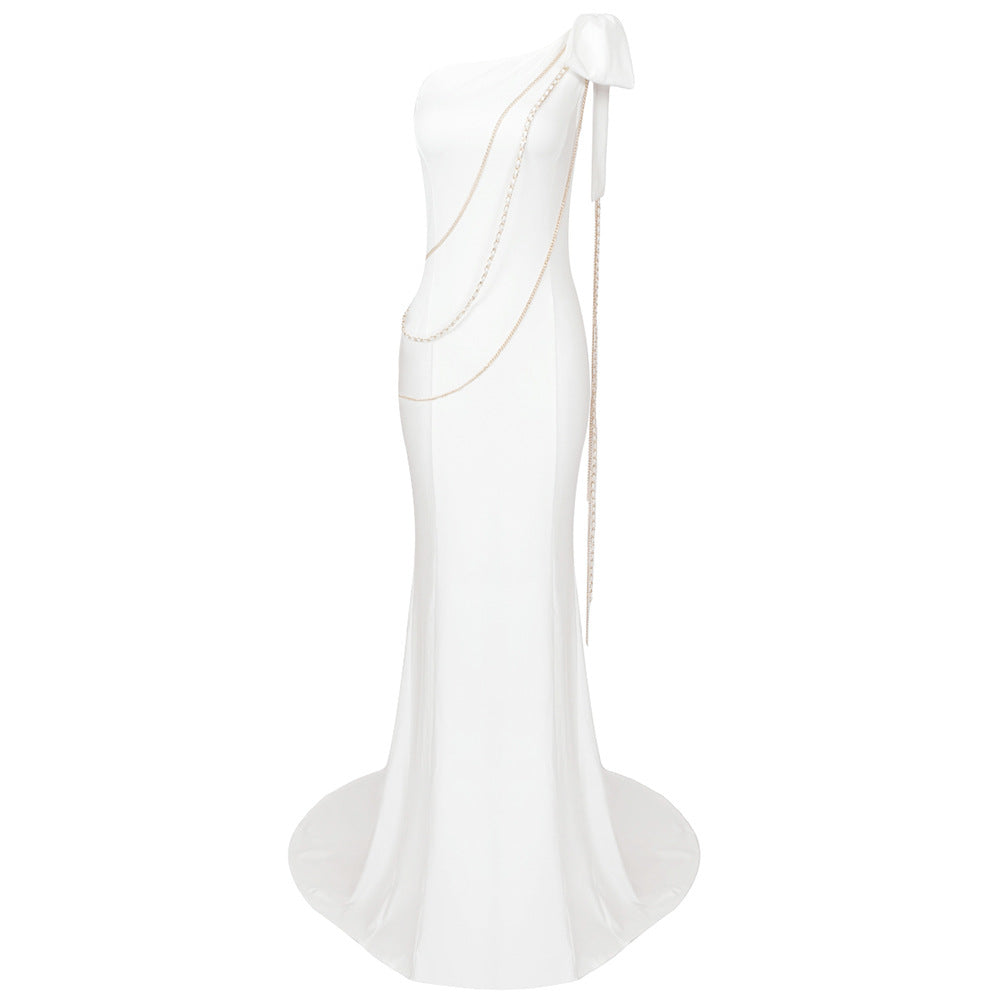 Damer Elegant aftenkjole med asymmetrisk design og glamourøse kjede aksenter Skjora