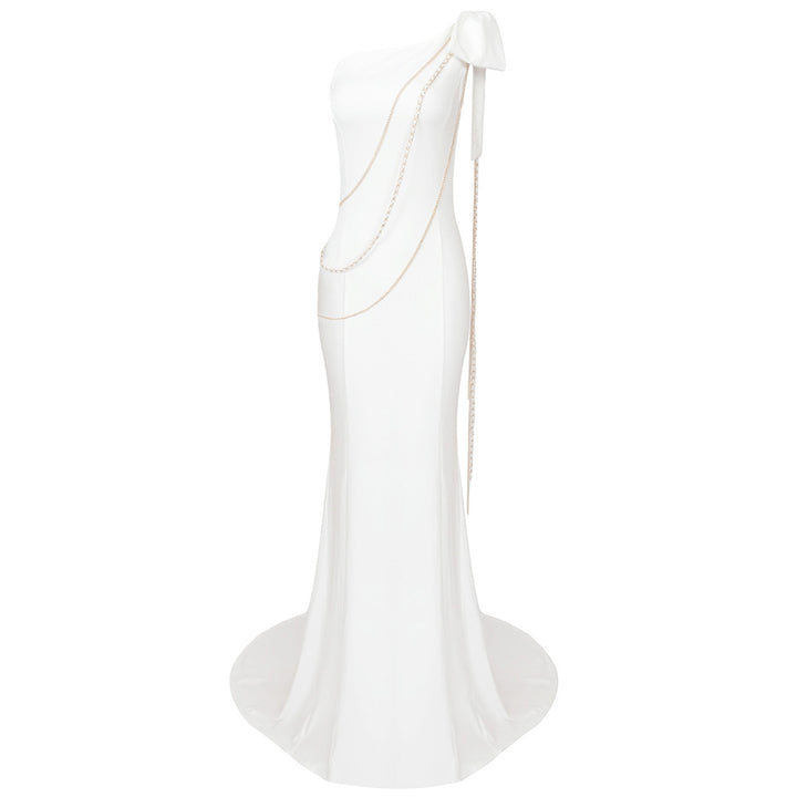 Damer Elegant aftenkjole med asymmetrisk design og glamourøse kjede aksenter Skjora