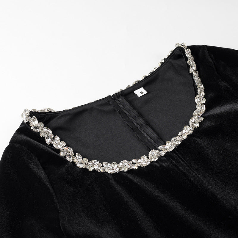 Kvinnevelourkjole med elegant dekorativ juvelkrage Skjora