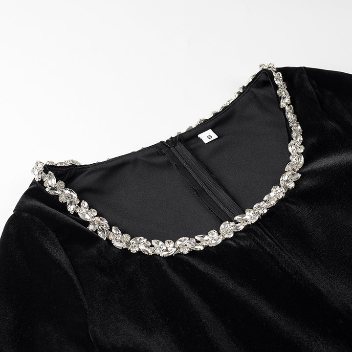 Kvinnevelourkjole med elegant dekorativ juvelkrage Skjora