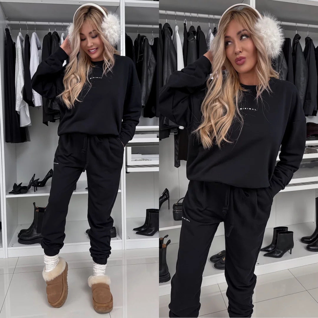 Kvinnens avslappede loungewear-sett med komfortabel hettegenser og koselige joggebukser Skjora
