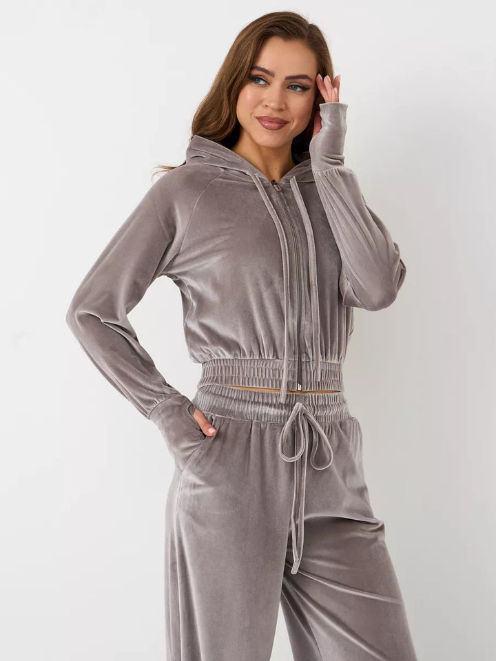 Kvinnes fashionable velour loungewear sett med cropped jakke og vide bukser Skjora