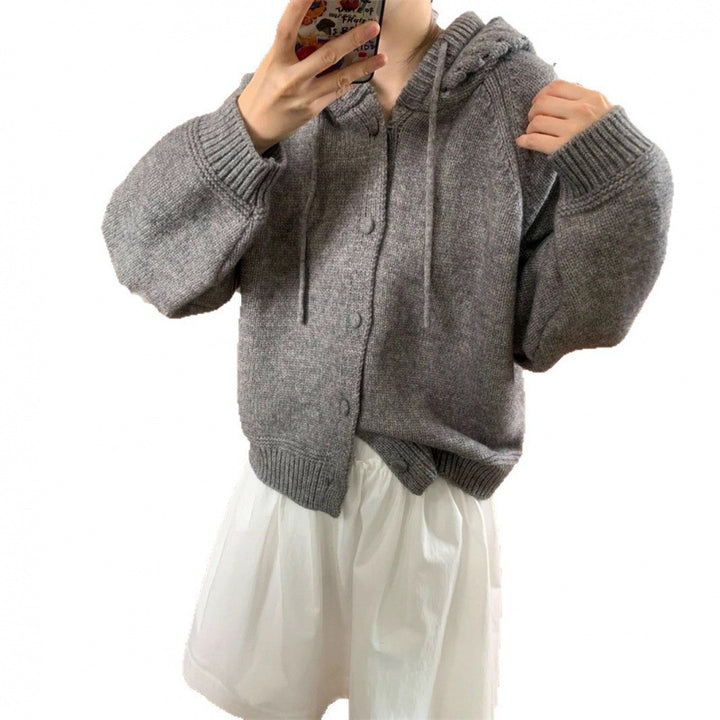 Kvinnens koselige oversized cardigan med hette og knappe detaljer Skjora