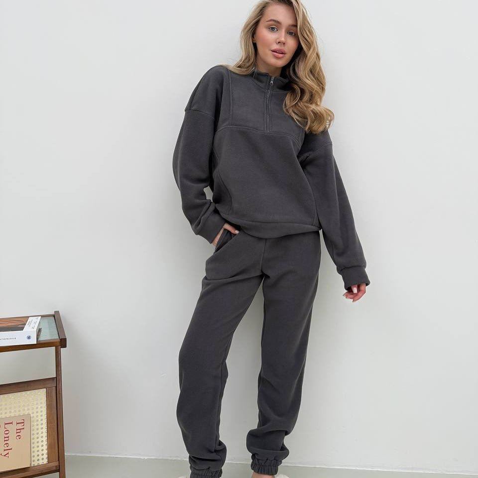 Kvinnlig komfortabel fleece treningsdress sett med høy krage og elastiske mansjetter Skjora