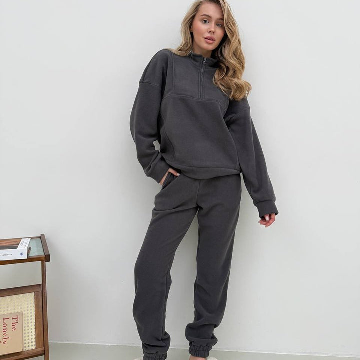 Kvinnlig komfortabel fleece treningsdress sett med høy krage og elastiske mansjetter Skjora