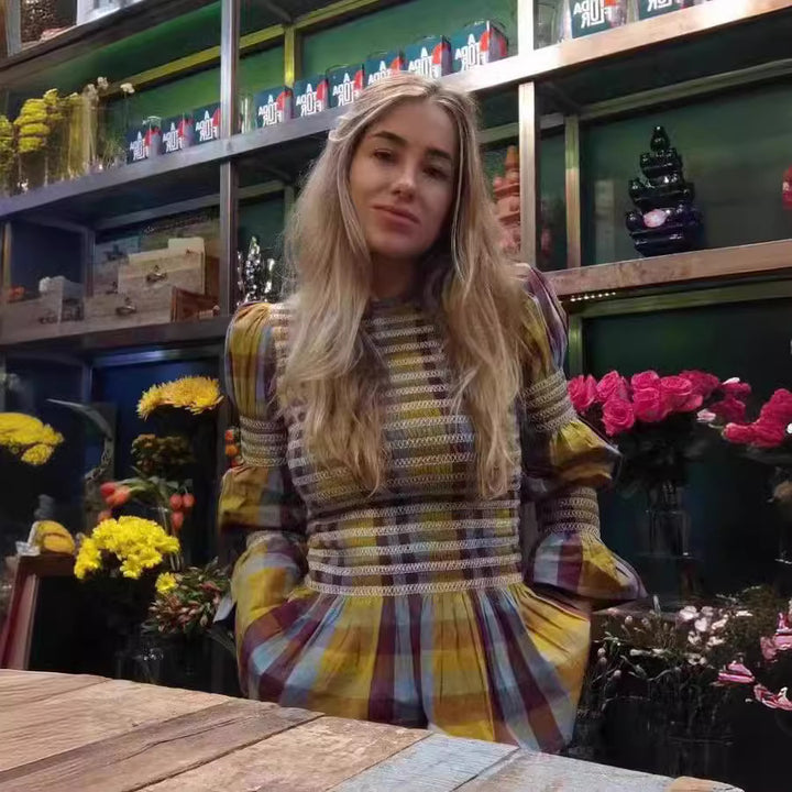 Kvinneklær med elastiske volanger og blomstermønster Skjora