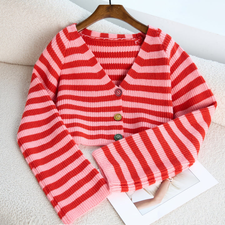 Kvinne kort cardigan med fargerike knappdetaljer og moderne design Skjora