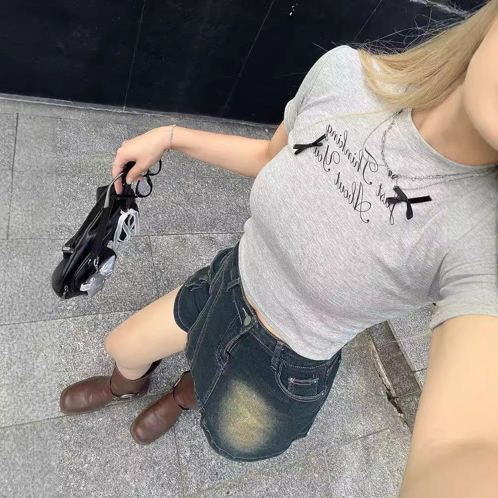 Dame cropped T-shirt med unik tekst og avslappet snitt Skjora