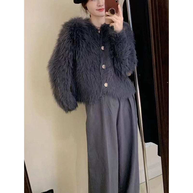 Kvinnes fluffy kort jakke med elegante knappedetaljer Skjora