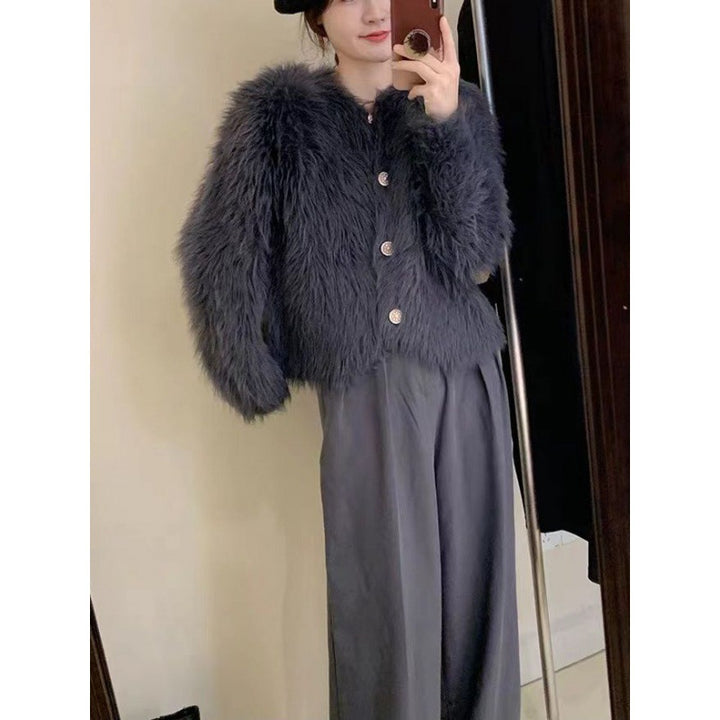 Kvinnes fluffy kort jakke med elegante knappedetaljer Skjora