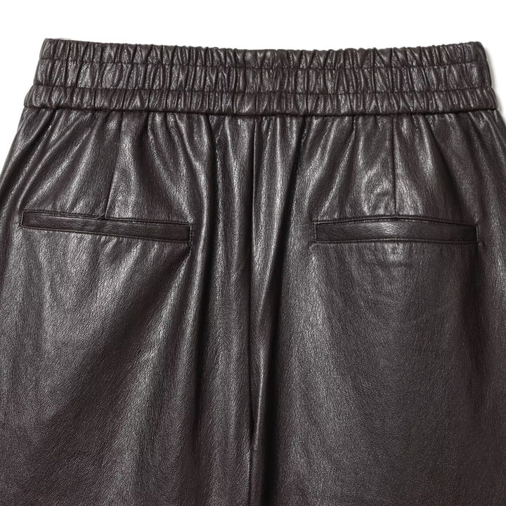 Dame Kunstlærshorts med elastisk midje og stilige detaljer Skjora