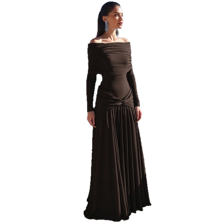 Dame omslagskjole med voluminøs rysjekant og elegant off-shoulder-design Skjora
