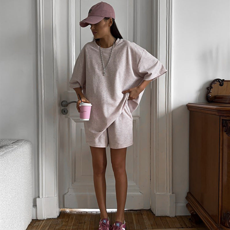 Kvinne Casual To-delt Sett bestående av oversized T-skjorte og Shorts Skjora