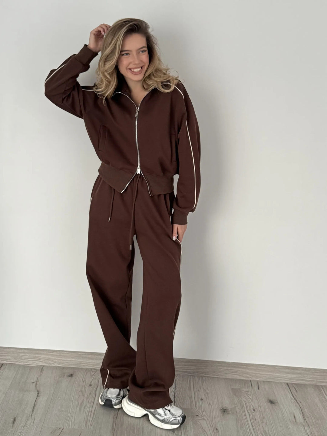 Women's sporty two-piece with modern zipper and elastic waistband Skjora
