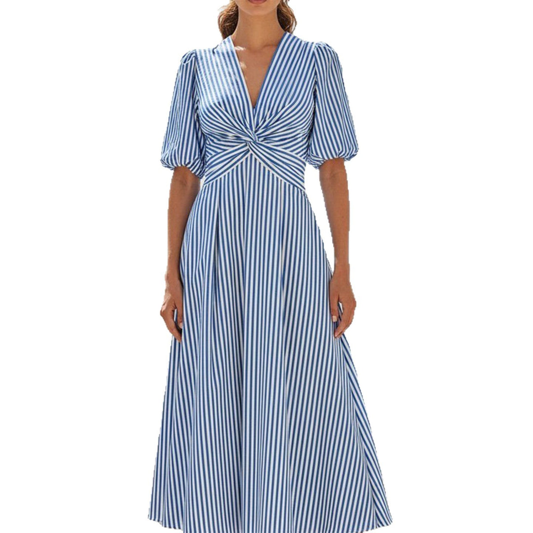 Kvinnens midi kjole med fantastisk omslag design og elegante striper