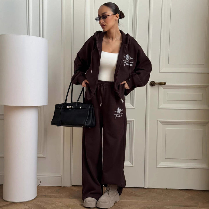 Dame avslappet sportsett med cropped hettejakke og brede joggebukser Skjora