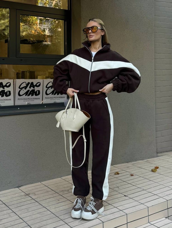 Dame fleece treningsdrakt med moderne glidelås og stripete design Skjora