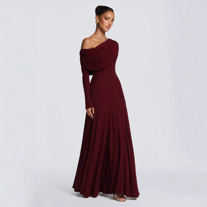 Kvinnens elegante langermede maxi-kjole med asymmetrisk draperingsdetalj