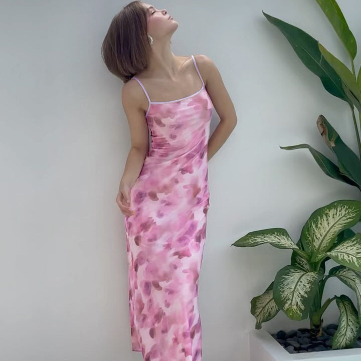 Dame maxi-kjole med delikate spaghetti-stropper og blomsterdesign Skjora