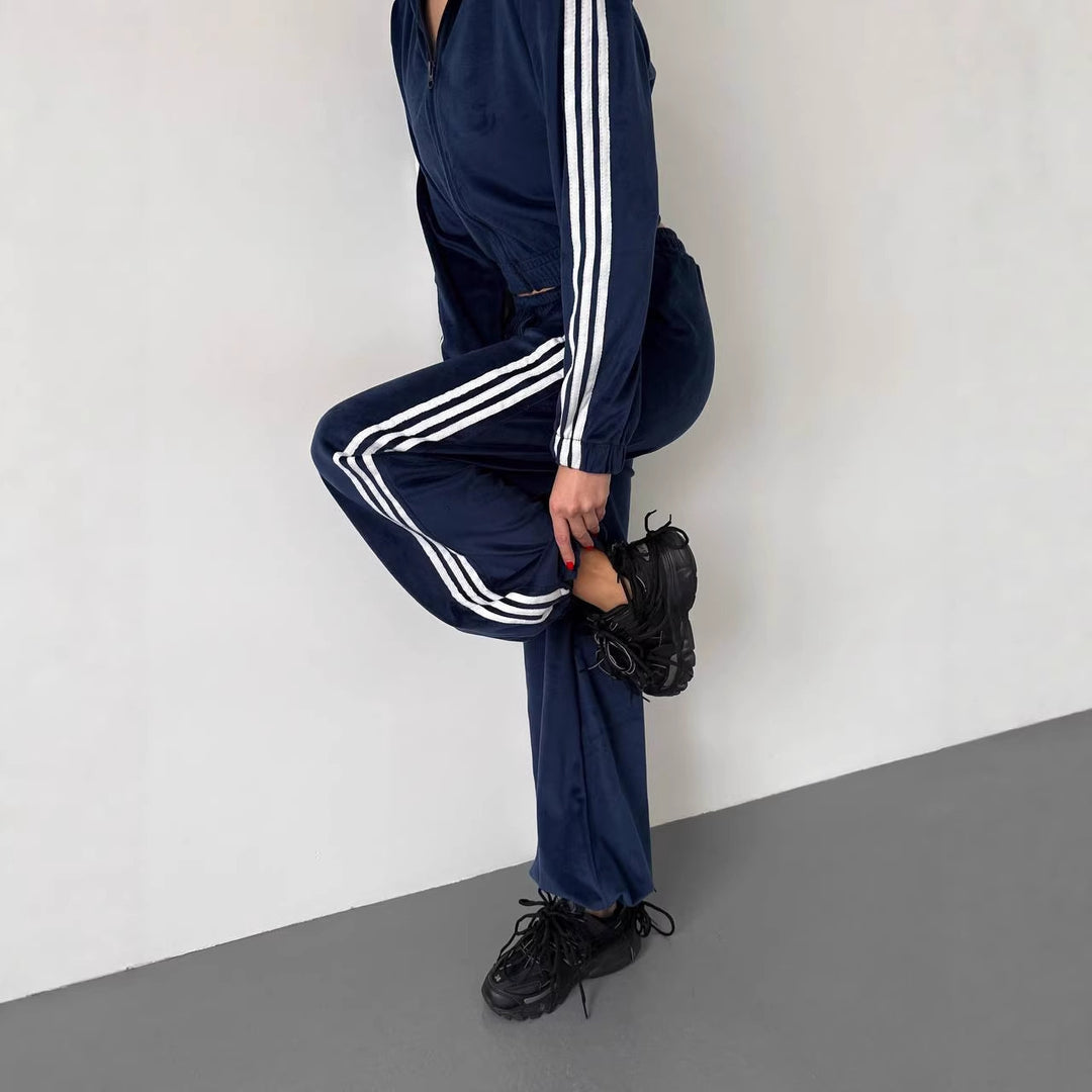 Kvinnelig fleece treningsdrakt med kort jakke og komfortabelt vid-snitt bukser Skjora
