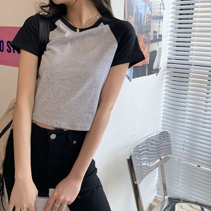 Dame crop top med kontrasterende ermer og komfortabel bomullsblanding