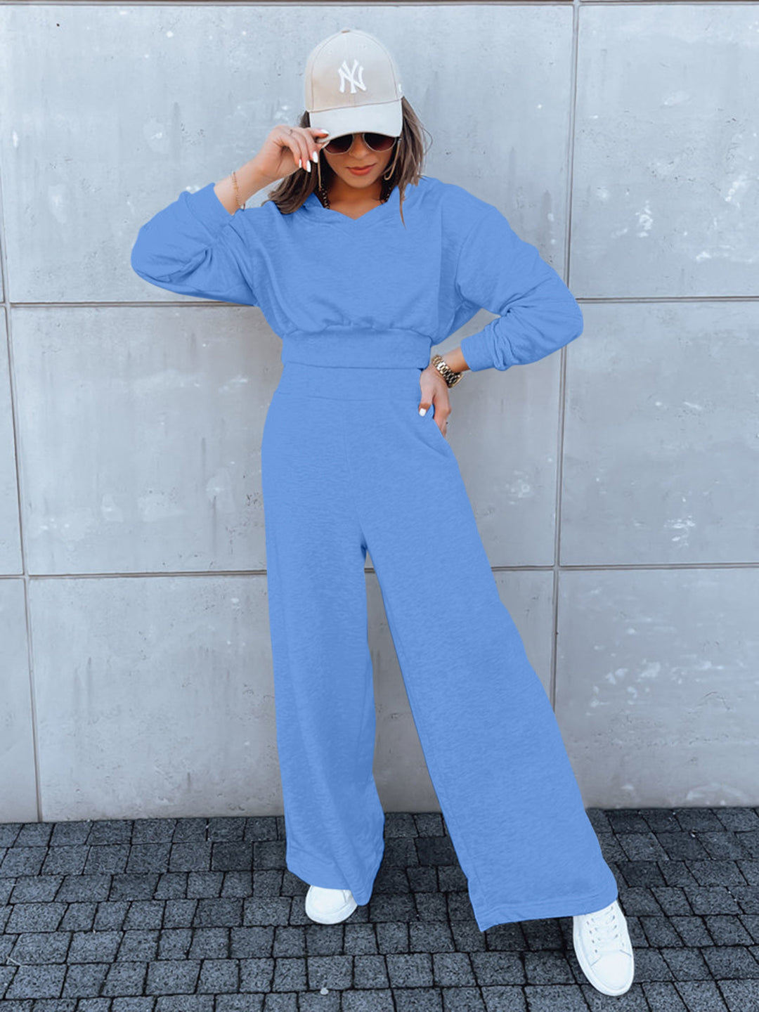 Kvinne casual jumpsuit med vide ben og praktisk hette Skjora
