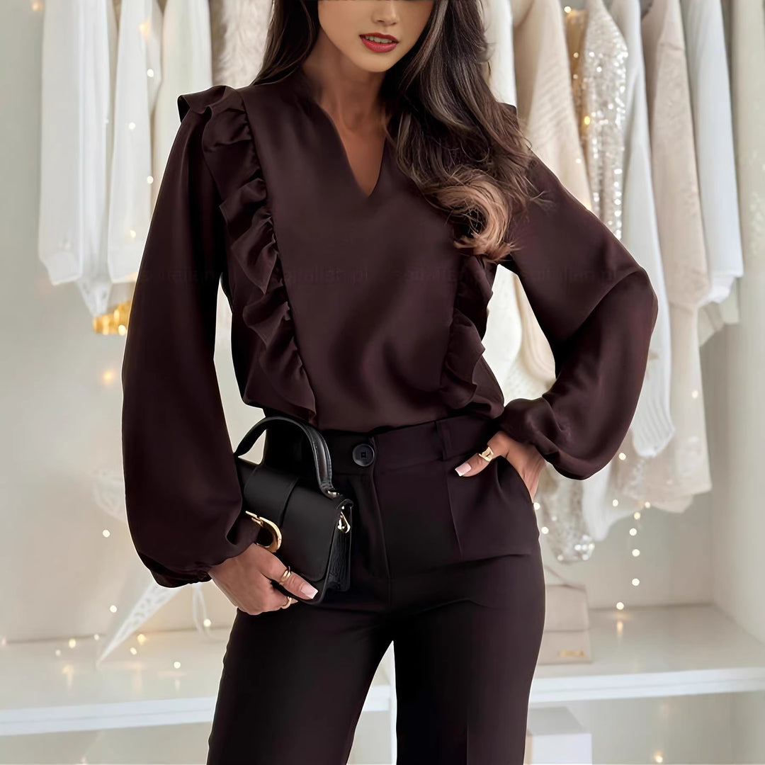 Dame elegant skåret bluse med volangdetaljer og V-hals Skjora