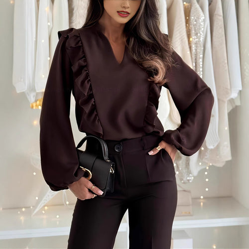 Dame elegant skåret bluse med volangdetaljer og V-hals Skjora