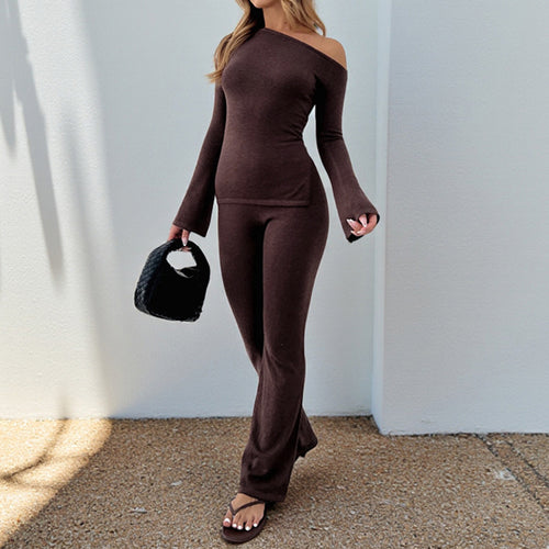 Dame jumpsuit med av-skulder design og trendy flared cut