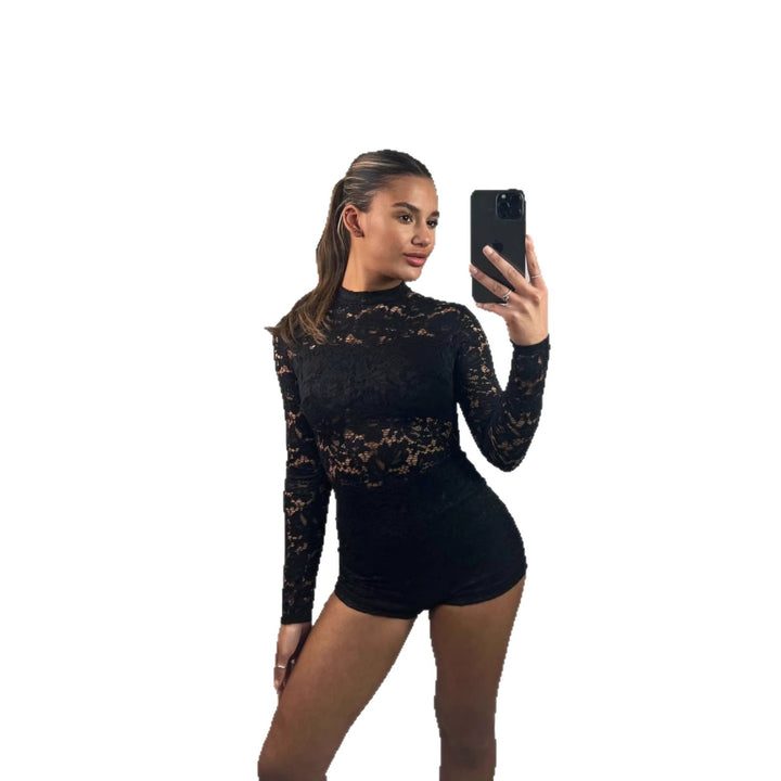 Kvinnenes tettsittende jumpsuit laget av sofistikert blondestoff Skjora
