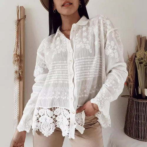 Damebluse med blomsterbroderier og dekorativt blonder Skjora
