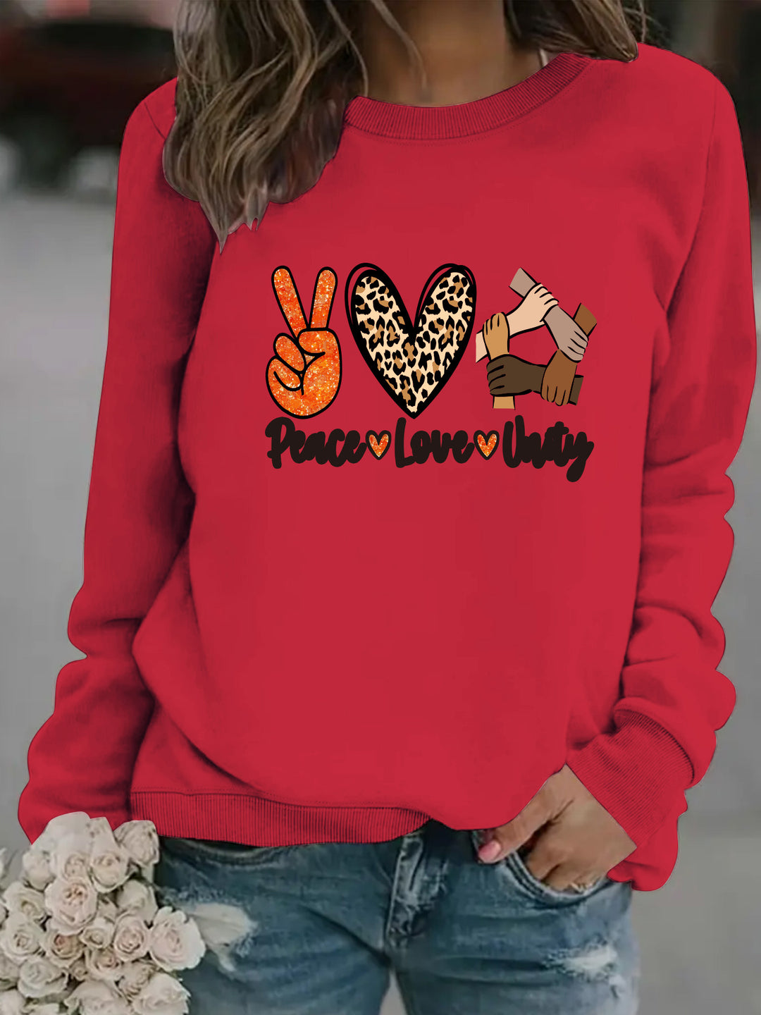 Kvinnegenser med kreativt Peace, Love & Unity-design Skjora