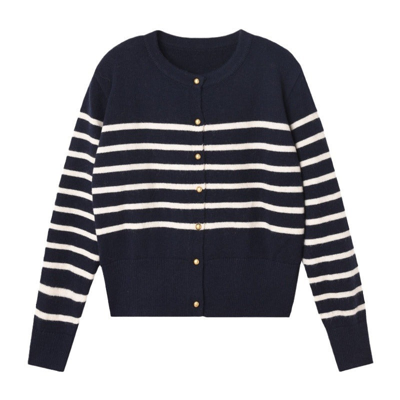 Kvinnens moteriktige cardigan med stripet mønster og dekorative knapper Skjora
