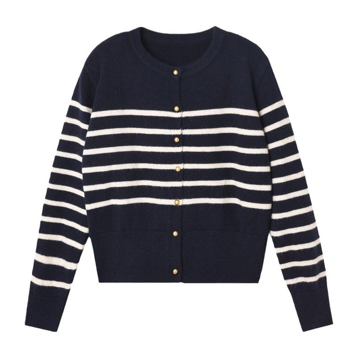 Kvinnens moteriktige cardigan med stripet mønster og dekorative knapper Skjora