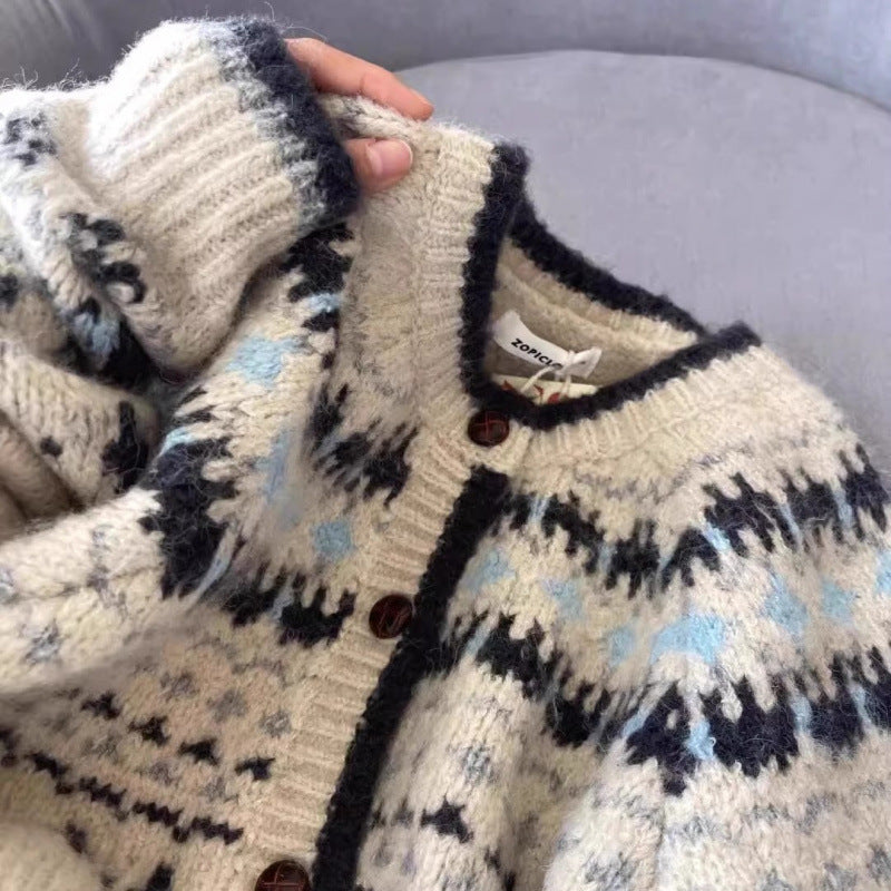 Kvinnens cardigan med tradisjonelt norsk mønster og høykvalitets knapper Skjora