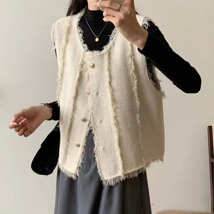 Dame sømløs strikket vest med elegante knappedetaljer og frynset kanter Skjora