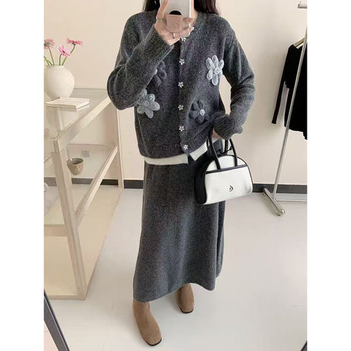 Dame cardigan med blomsterapplikasjoner og maxiskjørt Skjora