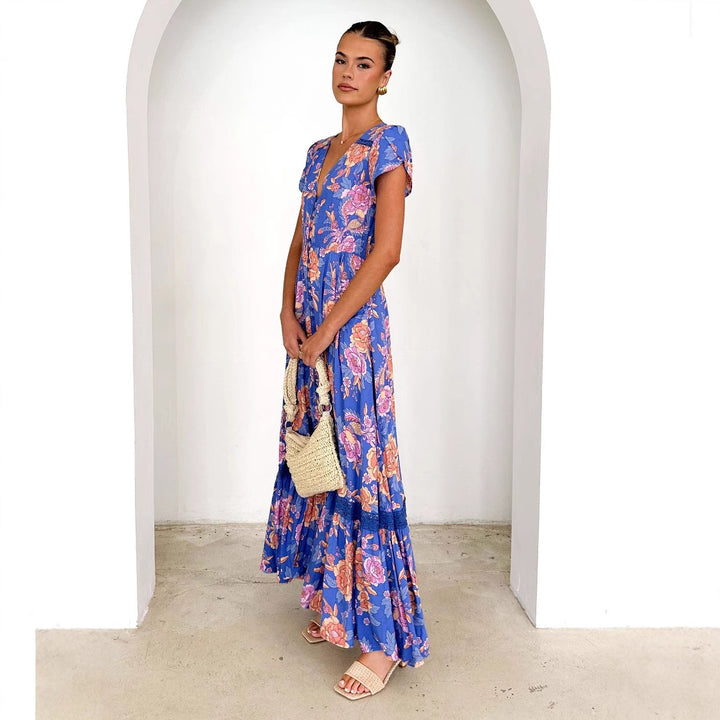 Kvinners maxikjole med elegant V-hals og feminine volangdetaljer