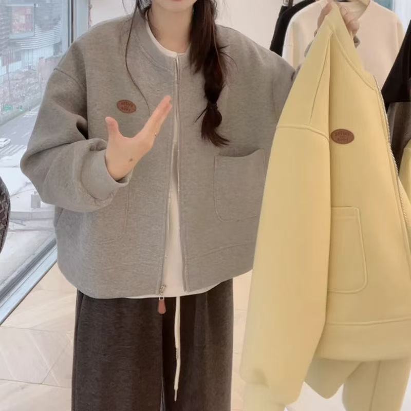 Kvinnens oversized sweatshirtjakke med praktiske lommer og moderne design Skjora
