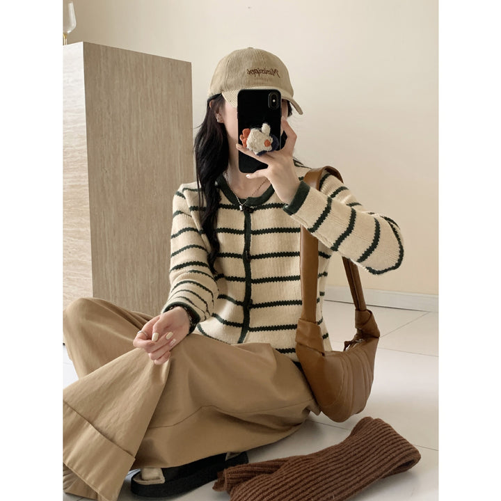 Dame cardigan med maritimt stripemønster og store knapper Skjora