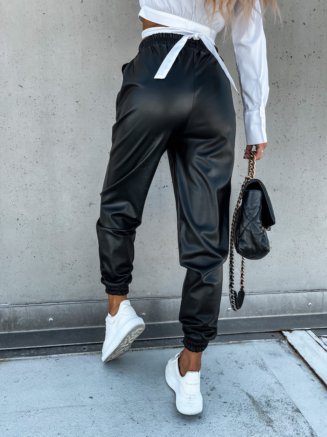 Kvinnelige behagelige joggebukser i sporty stil med elastisk liv og lommer Skjora