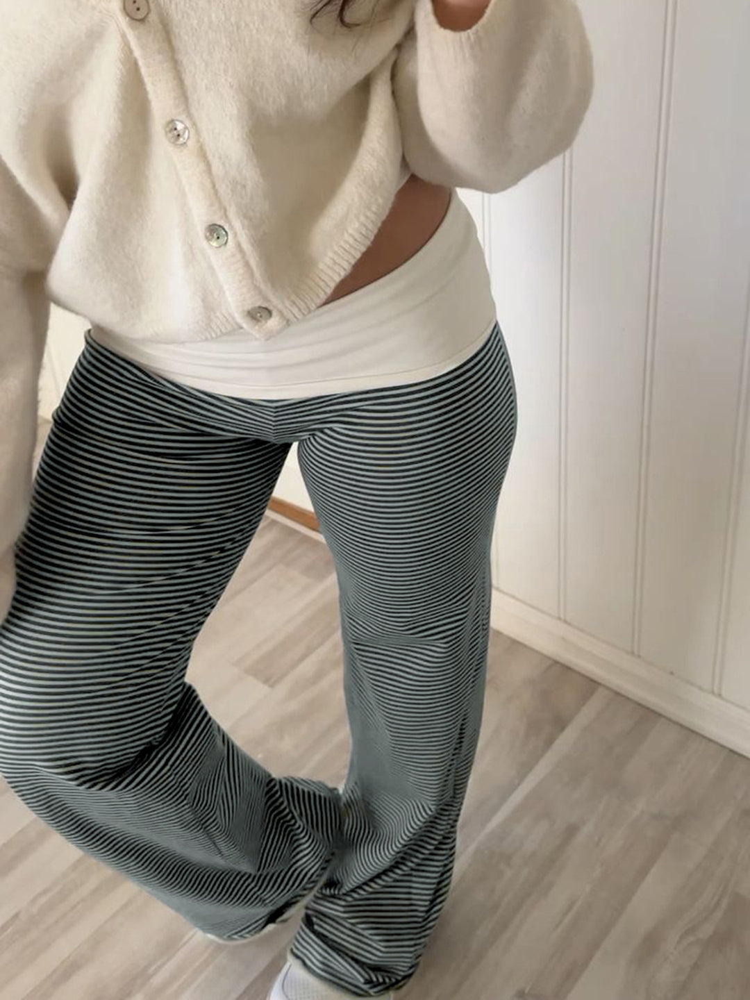 Dame Flared Bukser med fine striper og høy midje Skjora