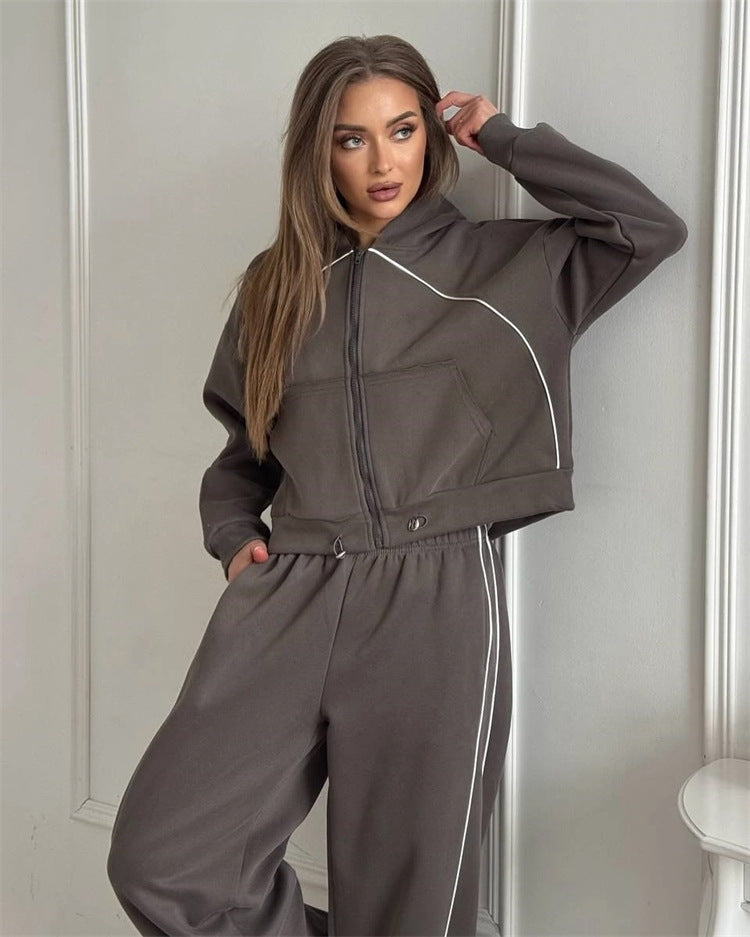 Kvinnenes sporty cropped jakke og joggebukser med kontrasterende sømmer Skjora